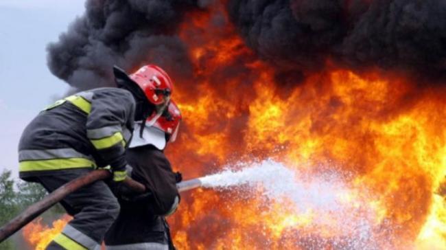 Incendiu puternic la o clădire din zona Ateneului Român. Pompierii intervin cu cinci autospeciale