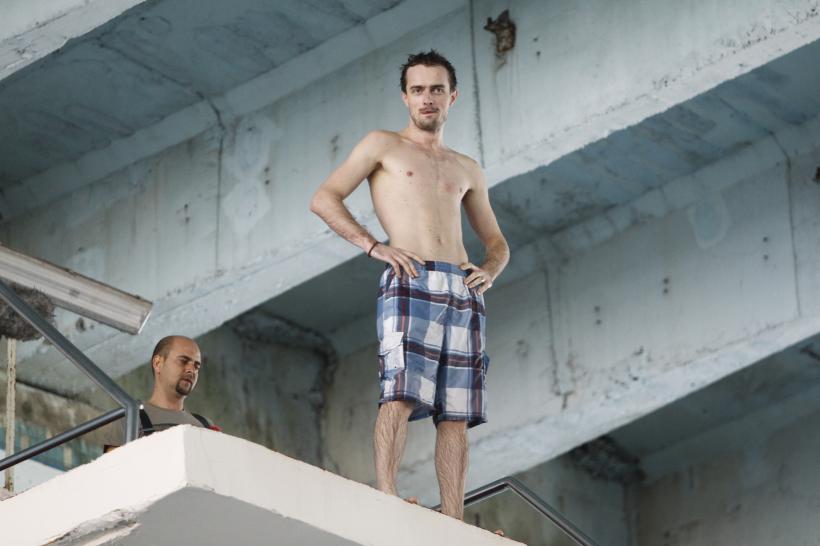 La iComedy, Cosmin Seleşi îl provoacă pe Mikey Hash să sară în apă de la o înălțime de zece metri