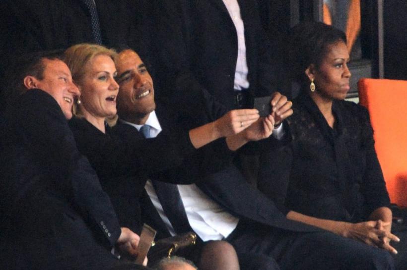 Obama şi-a făcut singur poze la funerariile lui Nelson Mandela!
