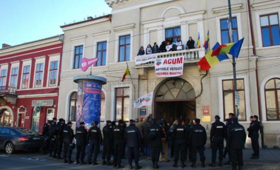 Proteste la Cluj, faţă de proiectul de la Roşia Montană. Manifestanţii au intrat în sediile partidelor