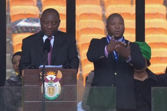 Interpretul în limbajul semnelor de la ceremonia dedicată lui Mandela era un impostor. Făcea semne la întâmplare