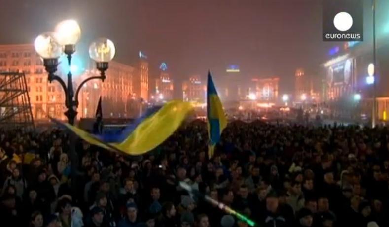 Peste 10.000 de persoane protestează la Kiev. Forţele de ordine au intrat din nou în forţă în Piaţa Independenţei (VIDEO)