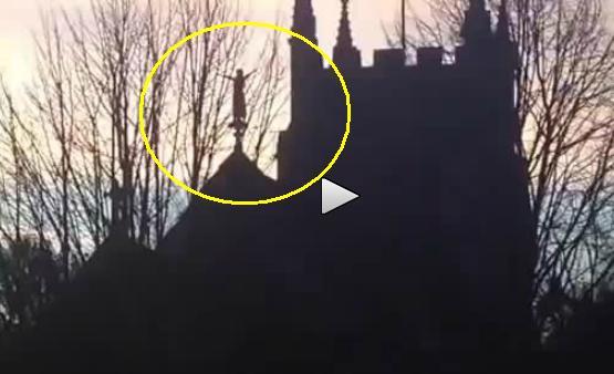 Cerând un semn de la Dumnezeu, o tânără s-a urcat pe BISERICĂ. Ce-a urmat este INCREDIBIL! (VIDEO)