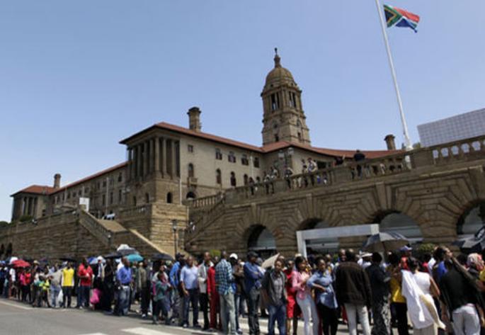 Mii de sud-africani stau la coadă pentru a-şi lua adio de la Nelson Mandela (VIDEO)