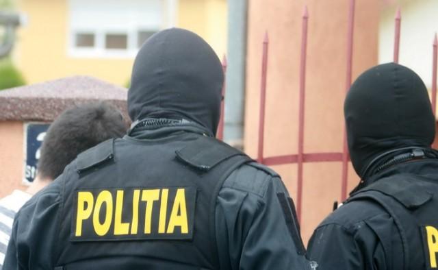 Poliţişti şi angajaţi SMURD, acuzaţi că primeau şpagă de la patroni de pompe funebre: Dădeau informaţii despre persoane decedate, contra cost