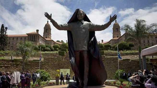 Statuie gigantică a lui Mandela, dezvelită în faţa Preşedinţiei sud-africane