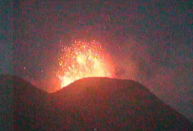 Vulcanul Etna a ERUPT din nou. Două aeroporturi au fost ÎNCHISE şi zeci de zboruri au fost ANULATE (VIDEO)