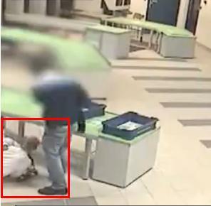 Un ofițer de securitate salvează un copil într-un mod ULUITOR (VIDEO)