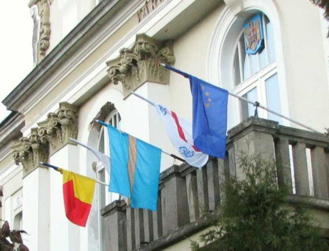 Consiliul Naţional al Maghiarilor din Transilvania amendat cu 30.000 de lei, pentru arborarea steagului &quot;Ţinutului Secuiesc&quot; pe sediu