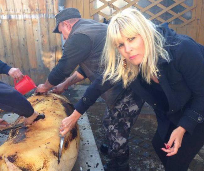 Elena Udrea nu a ratat ritualul de tăiere a porcului. Ce fel de şorici preferă blonda pedelistă