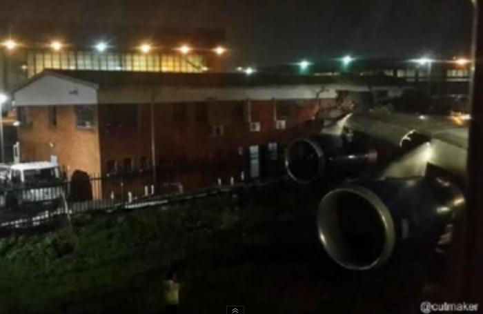 Un Boeing 747 al British Airways, cu 202 persoane la bord, a lovit o clădire din Johannesburg (VIDEO)