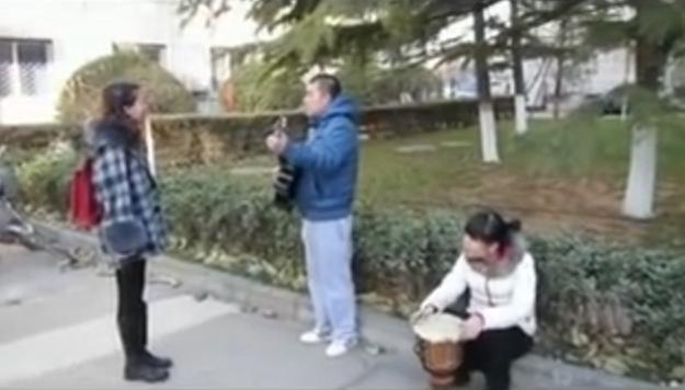 Un student chinez vrea să cucerească o fată cântându-i o serenadă pe stradă. Vezi reacţia INCREDIBILĂ a tinerei (VIDEO)