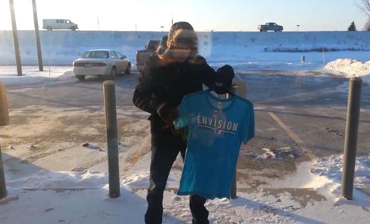 Experiment făcut în Iowa, la minus 30 de grade Celsius. Ce se întâmplă cu un tricou ud, în mai puţin de un minut (VIDEO)