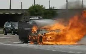 Maşină în flăcări, pe autostrada A1, pe sensul Bucureşti-Piteşti. Circulaţia se desfăşoară cu dificultate