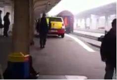 FERIŢI! Un taxi bântuie peroanele Gării de Nord din Bucureşti (VIDEO)