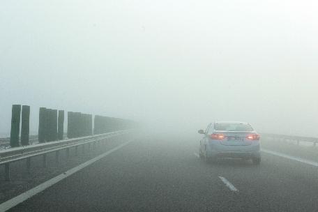 COD GALBEN de ceaţă în aproape toată ţara. Vizibilitate redusă pe autostrăzile A1, A2 şi A3