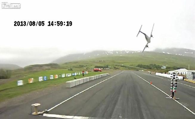 Filmul unei tragedii! Un avion de mici dimensiuni s-a prăbuşit pe o pistă din Islanda