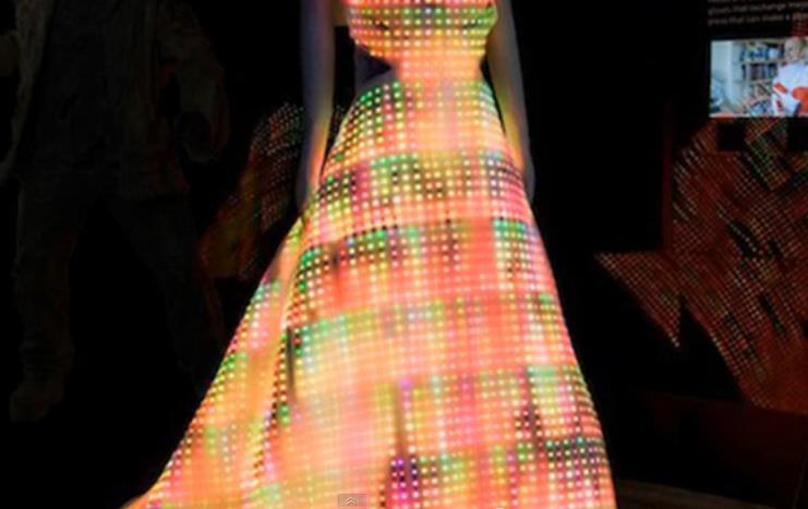 O creatoare de modă a realizat o rochie din fibră optică ce îşi schimbă culoarea la cerere (VIDEO)