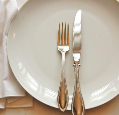 Reguli de bune maniere la masă pe care nu ştiai că le încalci FOTO