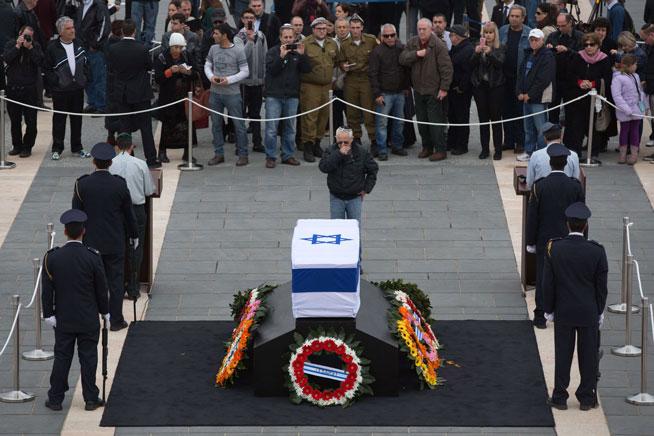 Ariel Sharon a renunţat la luptă, se retrage în istorie
