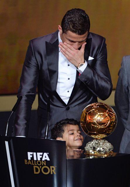 &quot;Balonul de Aur&quot; a fost cîştigat de CRISTIANO RONALDO! Portughezul a plâns când a primit premiul