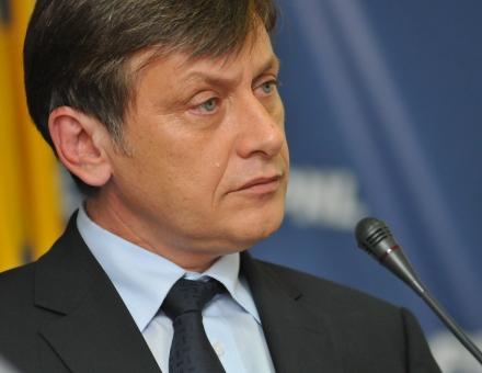 Antonescu: Băsescu MINTE! Nuland nu a sugerat ce &quot;traduce&quot; preşedintele. A dezinformat şi sperie românii