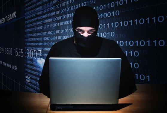 Hackeri din România, bănuiţi de furtul cardurilor a 110 de milioane de clienţi ai unui hypermarket