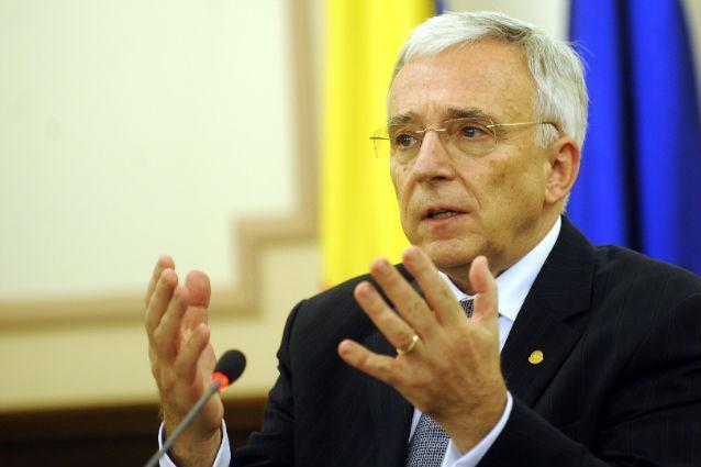 Isărescu: Nu se pune problema să candidez. Guvernatorul BNR spune că la 65 de ani nu poate să schimba haina de bancher cu cea de om politic