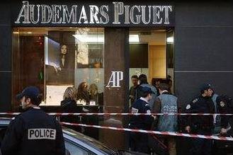 Jaf nereuşit la un magazin de bijuterii din Paris: opt români au fost arestaţi