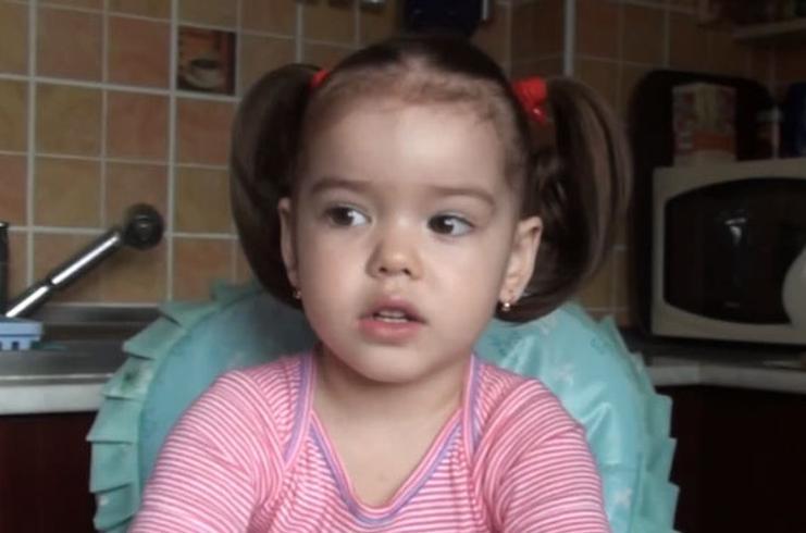 La nici 3 ani, o fetiţă recită tot Luceafărul! Micuţa a memorat toate cele 98 de strofe ale poeziei (VIDEO)