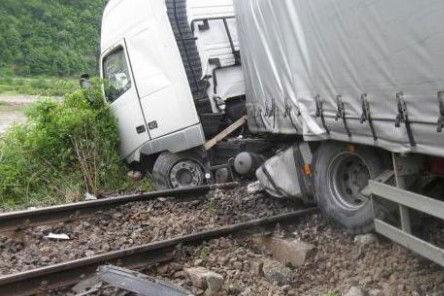 Un TIR a blocat circulaţia feroviară între Blaj şi Copşa Mică
