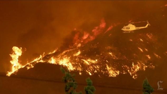 IMAGINI ȘOCANTE. Orașul Îngerilor, acoperit de fum. 900 de case au fost evacuate în urma unui incendiu masiv (VIDEO)