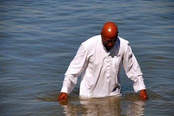 Un popă s-ar fi înecat încercând să meargă pe apă, ca Iisus (VIDEO)