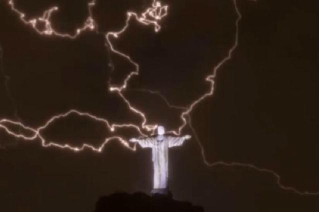 (VIDEO) Bucată de deget din statuia lui Iisus din Rio de Janeiro, pierdută în urma unui fulger