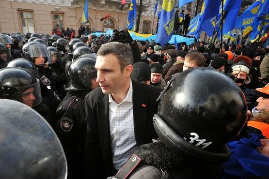 Ciocniri violente la Kiev. Numele lui Ceauşescu, invocat de Vitali Klitschko