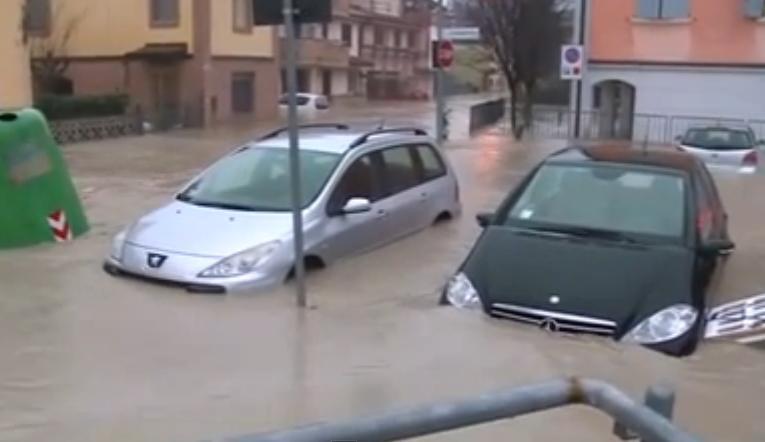 PLOI TORENŢIALE în Italia. O persoană a murit, alte 600 au fost evacuate din cauza inundaţiilor (VIDEO) 
