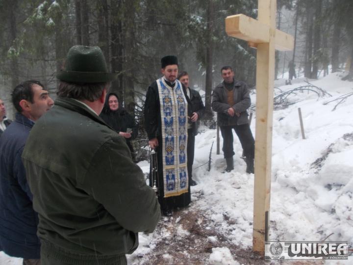 Durere şi păreri de rău. Localnicii au ridicat o cruce, în memoria victimelor, pe locul tragediei aviatice de lângă Cluj (FOTO)