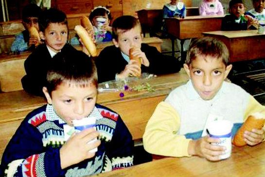 12 copii suferă de toxiinfecţie alimentară după ce au consumat lactate la şcoală