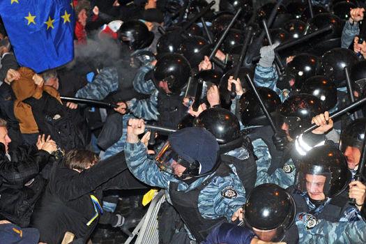 Ciocniri violente la Kiev. Doi manifestanţi ucişi de forţele speciale