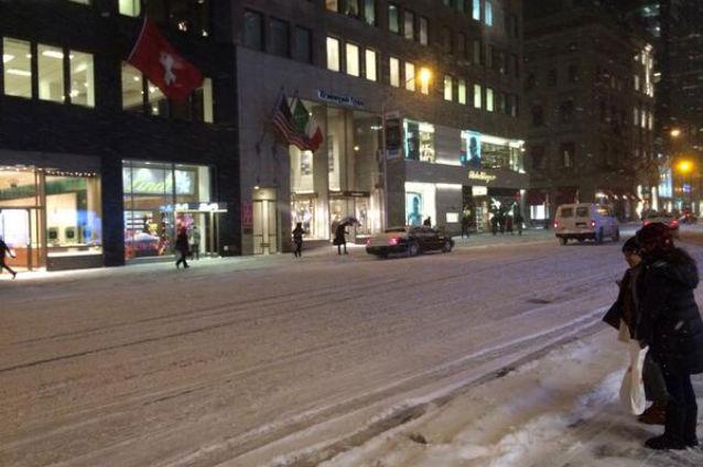 Bogaţii din New York, lăsaţi sub zăpadă. Primăria dă vina pe GPS