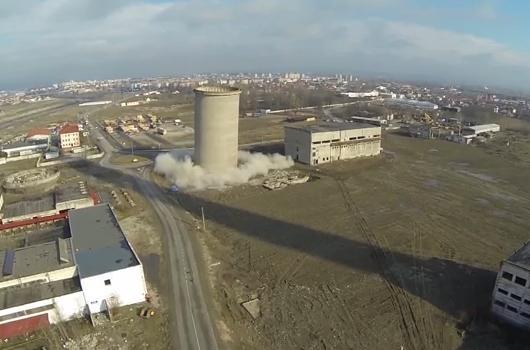 Detonare cu emoţii la Târgu Jiu. Un turn de răcire de la fosta termocentrală a municipiului a rămas într-o rână, după implozie (VIDEO)