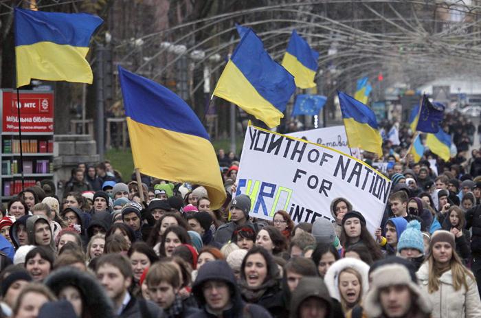 Sute de protestatari au ocupat sediul Administraţiei regionale din oraşul ucrainean Liov