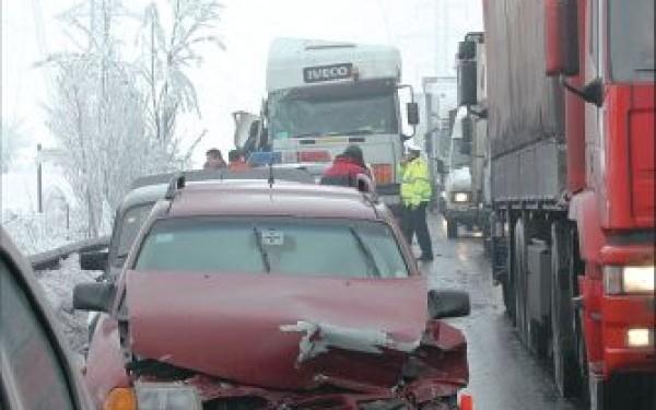 Carambol pe autostrada București - Pitești: Zece autovehicule, din care două TIR-uri, implicate în accident, doi răniți