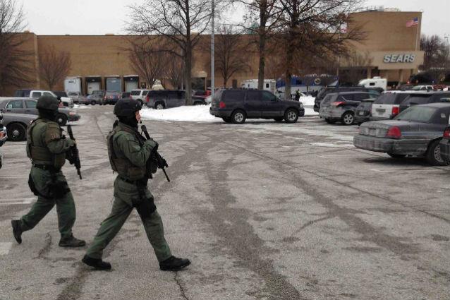 Nou atac armat în SUA: doi tineri ucişi într-un mall de un atacator care s-a sinucis