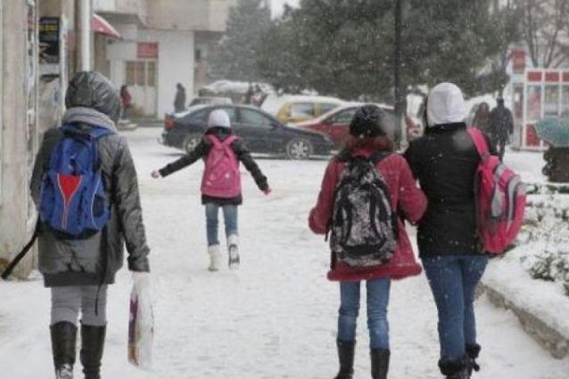 Şcolile din Bucureşti şi alte 26 de judeţe vor fi închise luni şi marţi din cauza condiţiilor meteo nefavorabile