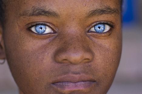 Acum 7000 de ani eram negri cu ochi albaştri