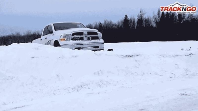 În 15 minute, mașina ta poate fi gata să treacă peste orice strat de zăpadă! Vezi soluția REVOLUȚIONARĂ inventată de canadieni (VIDEO)