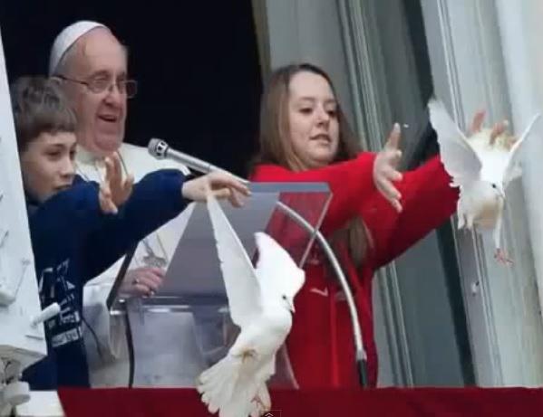 Scenă ȘOCANTĂ la Vatican. Ce s-a întâmplat cu porumbeii eliberați de Papa Francisc, în timpul slujbei de duminică (VIDEO)