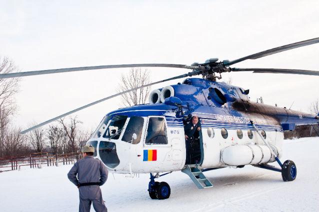Zece bolnavi scoşi cu elicopterul din zăpada care a izolat comunele Sihle şi Băleşti din Vrancea