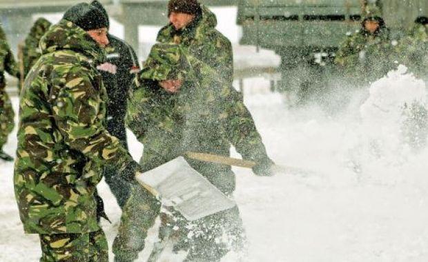 Duşa: Aproape 7.000 de militari stau pregătiţi să intervină în zonele afectate de zăpezi